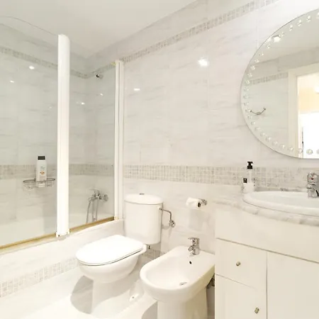 Benalmadena With Seasonal Pool & Parking Near The Appartement